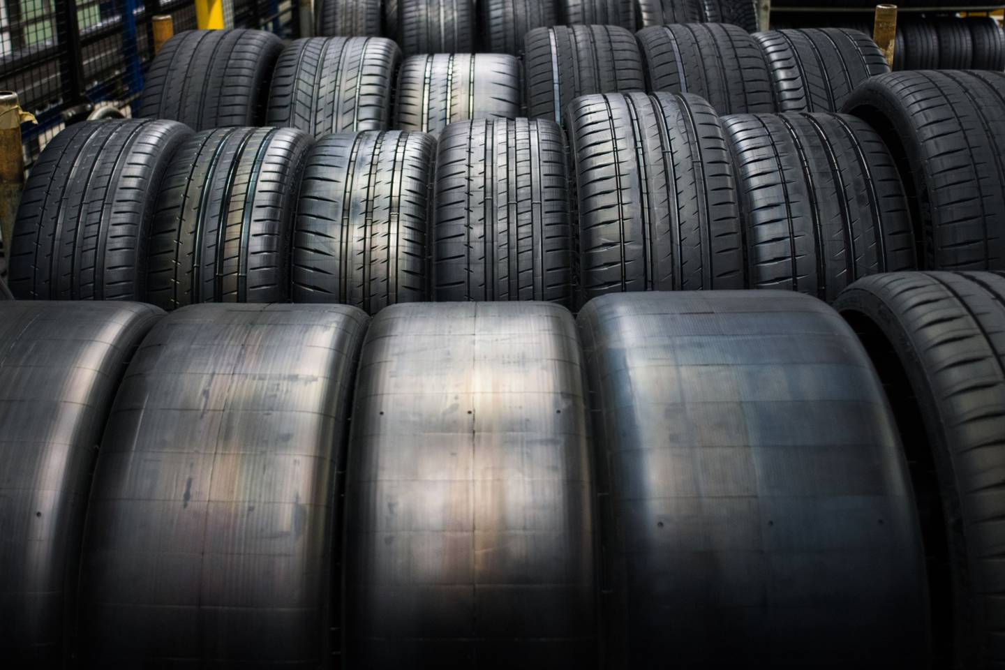 Filas de neumáticos para automóviles en el taller de retoque en la zona de acabado final en la línea de producción en la planta de fabricación de Michelin Gravanche en Clermont Ferrand, Francia, el miércoles 16 de febrero de 2022.