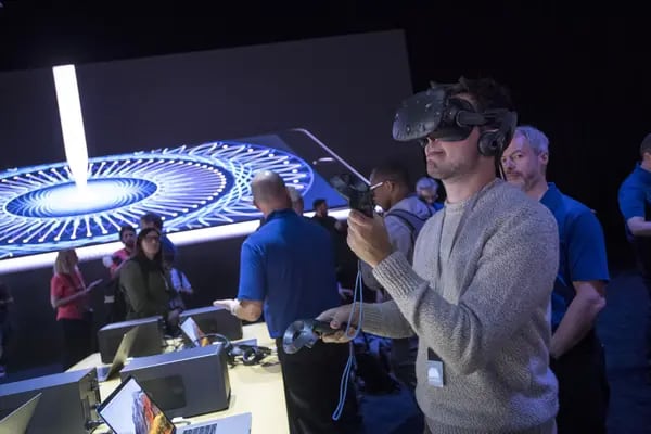 Un asistente lleva un visor de realidad virtual (VR) HTC Corp. Vive durante la Conferencia Mundial de Desarrolladores de Apple (WWDC) en San José, California, Estados Unidos, el lunes 5 de junio de 2017.
