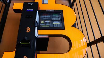 Bitcoin cae por tercer día consecutivo; cautela inunda los mercados globalesdfd