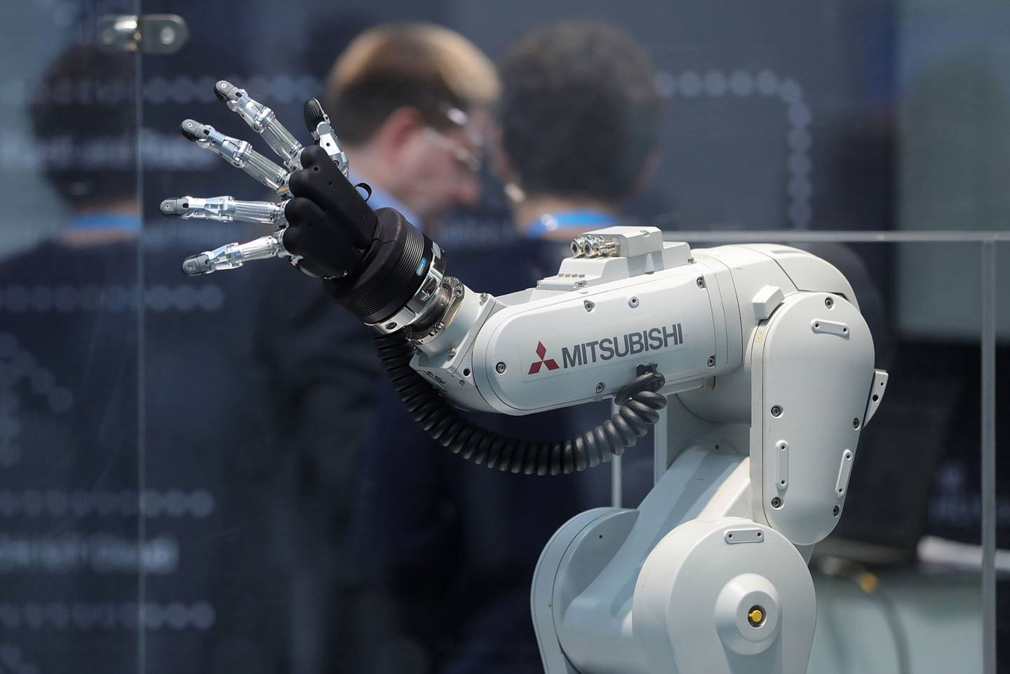 Un brazo robótico Mitsubishi Melfa, fabricado por Mitsubishi Electric Corp., se exhibe en la conferencia Internet of Things (IoT) de Robert Bosch GmbH en Berlín, Alemania, el miércoles 21 de febrero de 2018.