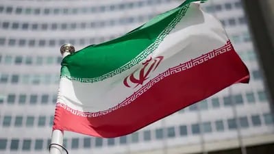 La bandera de Irán delante del edificio de la sede del Organismo Internacional de Energía Atómica (OIEA) antes de una conferencia de prensa de Rafael Grossi, Director General del OIEA, sobre la supervisión del programa de energía nuclear de Irán por parte del organismo el 24 de mayo de 2021 en Viena, Austria.