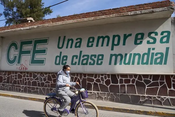 Una persona con cubrebocas pasa en bicicleta frente a una instalación de la Comisión Federal de Electricidad (CFE) en Villa de Reyes, estado de San Luis Potosí, México, el martes 19 de enero de 2021.Fuente: Bloomberg