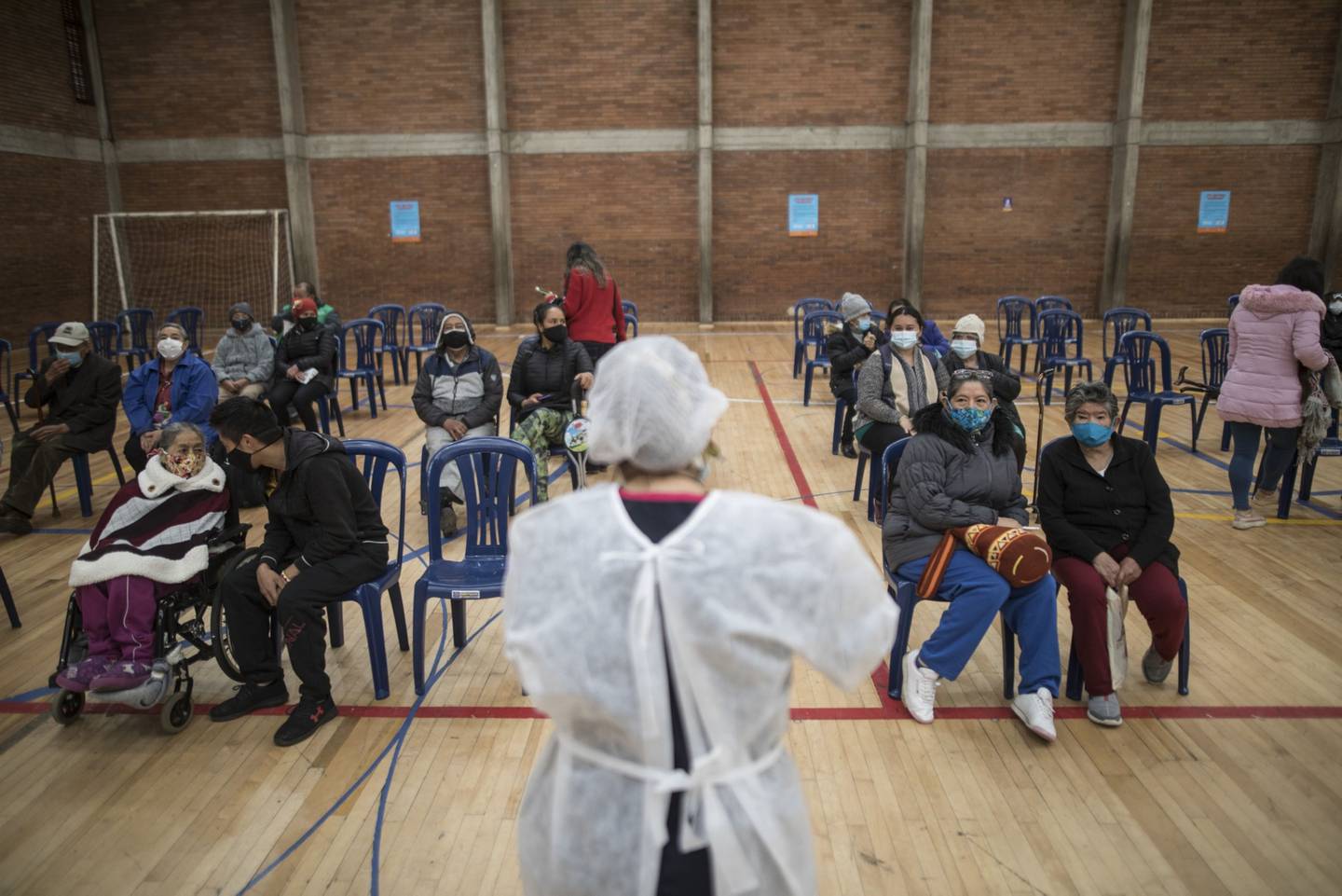 Los pacientes esperan en el área de observación después de recibir una vacuna contra el covid-19 en el Coliseo Cayetano Cañizares en Bogotá, Colombia, el viernes 12 de marzo de 2021.