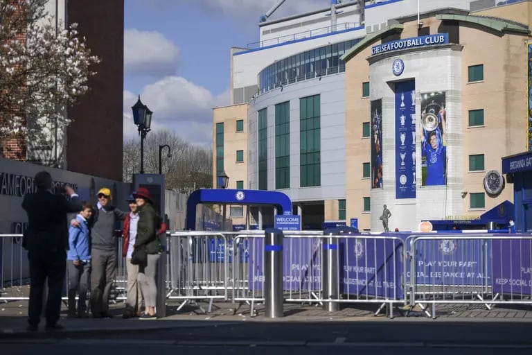 Los visitantes se hacen una foto en el estadio de Stamford Bridge, sede del Chelsea Football Club, en Londres, Reino Unido, el viernes 18 de marzo de 2022. Uno de los efectos secundarios de la invasión rusa de Ucrania es la incertidumbre sobre el futuro del Chelsea Football Club de Londres, una de las franquicias más glamurosas del deporte más popular del mundo. Fotógrafo: Chris J. Ratcliffe/Bloombergdfd