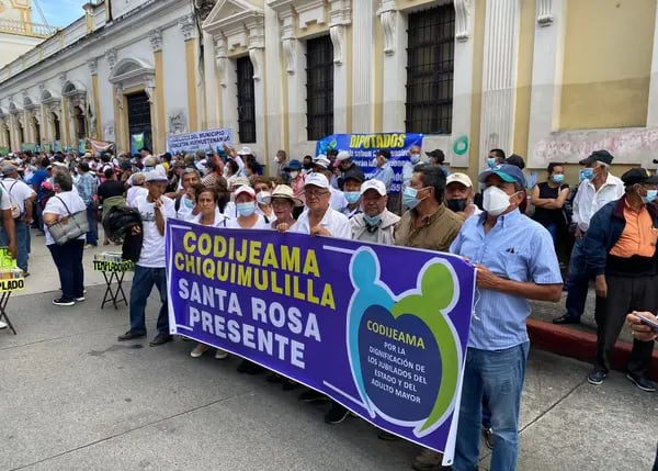 El Comité por la Dignificación de los Jubilados del Estado y del Adulto Mayor protesta frente al Congreso de la República de Guatemala para exigir la aprobación de la iniciativa 5563, que aumentaría la pensión de los jubilados del Estado.