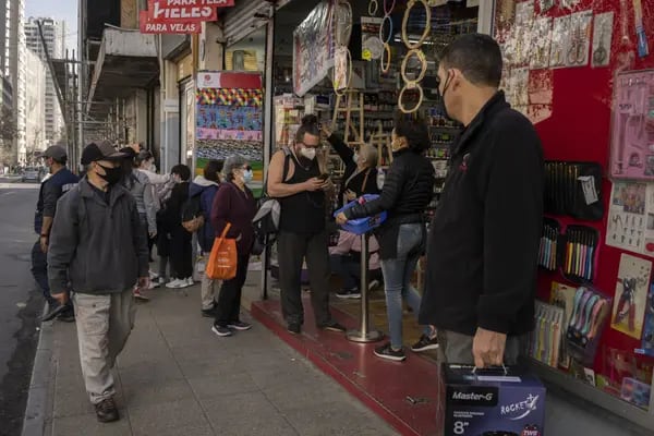 Personas esperan en la fila de una tienda en Santiago, Chile, el jueves 2 de septiembre de 2021. El Banco Central de Chile elevó sus previsiones de crecimiento e inflación para 2021, un día después de que los responsables de la política económica aplicaran el mayor aumento de las tasas de interés en dos décadas. Fotógrafo: Tamara Merino/Bloomberg