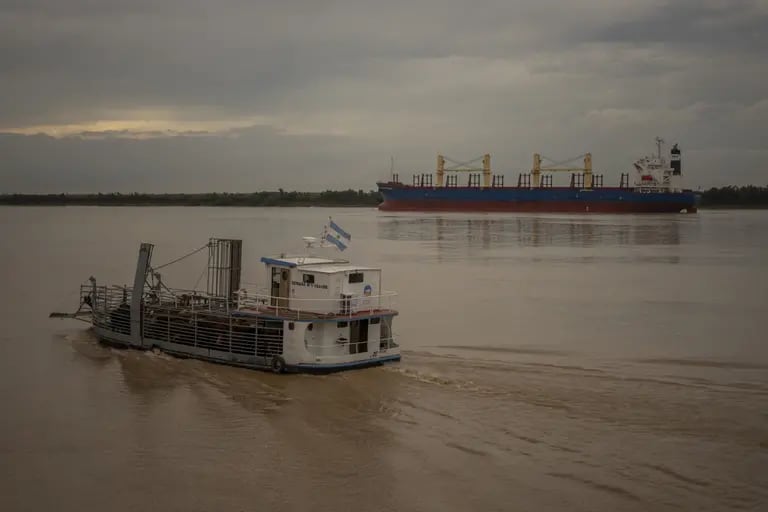 1.477 kilómetros de río que vinculan a los puertos y terminales fluviales del Río Paraná con el Río de la Plata y el océanodfd