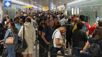 ‘Tempestade perfeita’ causa filas e caos em aeroportos em todo o mundodfd