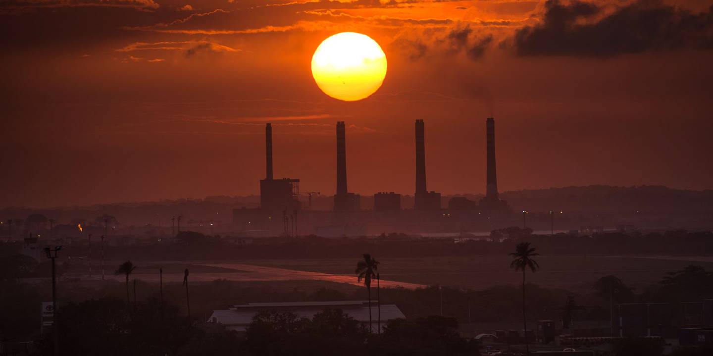 El sol se pone sobre una refinería de petróleo en Puerto Cabello, Venezuela.dfd