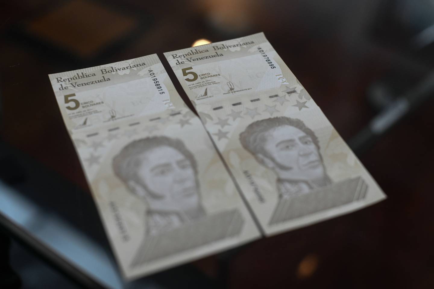 Nuevos billetes de bolívares se muestran en una mesa en una sucursal de Banesco Banco Universal antes de la redenominación de la moneda en Caracas, Venezuela, el viernes 1 de octubre de 2021. Los bancos venezolanos poseen más del 90% de los nuevos billetes de bolívares emitidos por el banco central como parte de la "redenominación" de la moneda que comenzará el 1 de octubre.