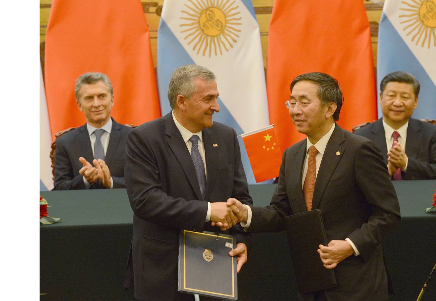 El gobernador Gerardo Morales junto al presidente de POWERCHINA Ltd. Yan Zhiyong. Detrás, el expresidente argentino, Mauricio Macri y el presidente de la República Popular China, Xi Jinping.dfd