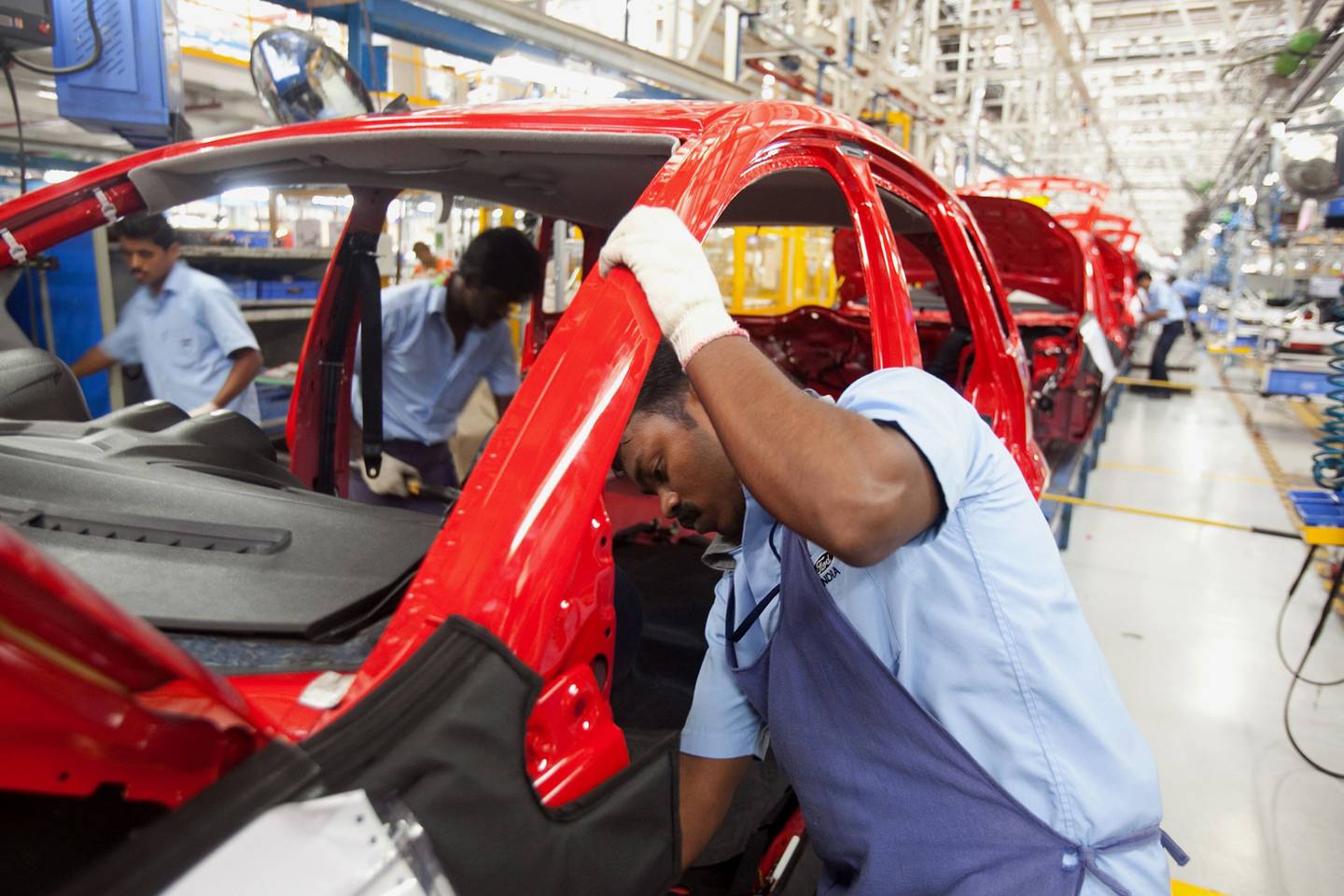 Empresas y sindicatos han tenido que pactar reducciones salariales temporales que van del 50% al 75% en plantas automotrices establecidas en México.