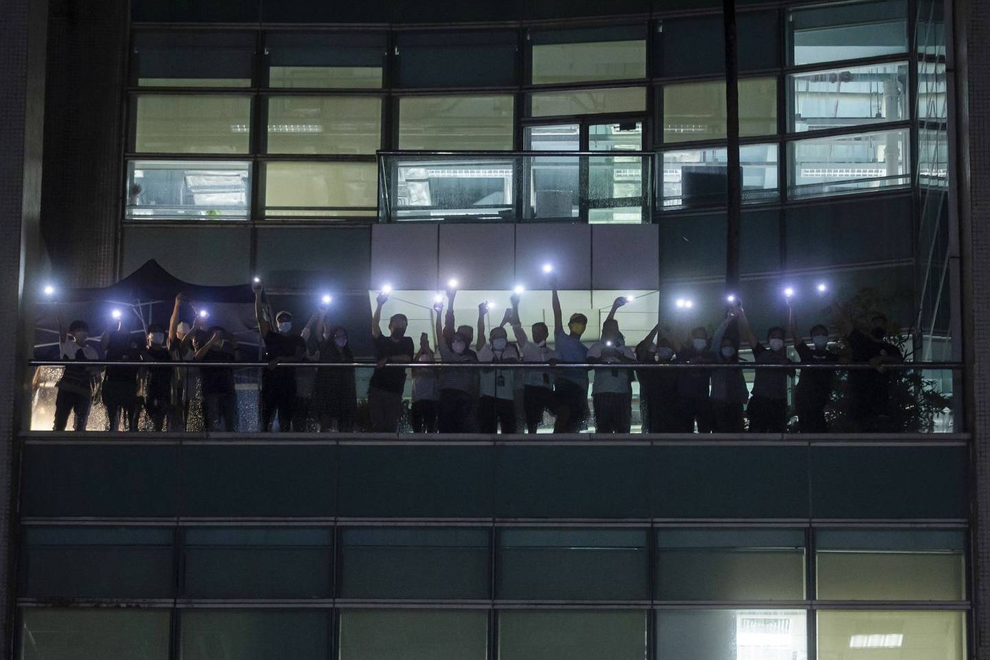 La ciudad dio una emotiva despedida al periódico Apple Daily en una dramática vigilia nocturna en la que el tabloide prodemocrático se convirtió en la última víctima de la campaña de Pekín para silenciar la disidencia. Paul Yeung/Bloombergdfd