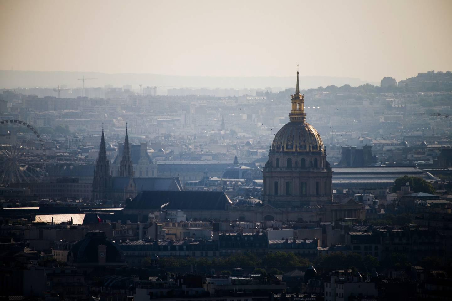 La cúpula de los Inválidos vista desde el un globo de aire caliente, mientras realiza controles de calidad del aire en París.