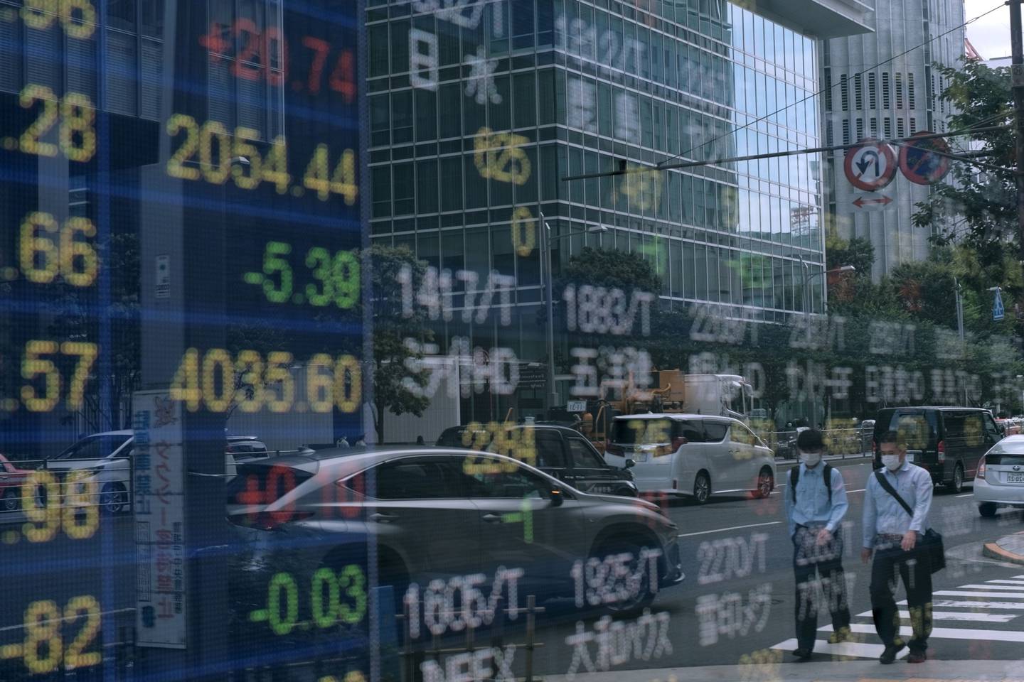 Un tablero electrónico de acciones de una firma de valores en Tokio, Japón.