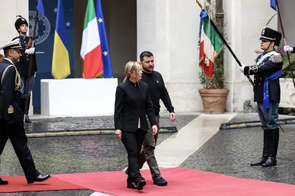 Zelenskiy con la primera ministra italiana, Giorgia Meloni