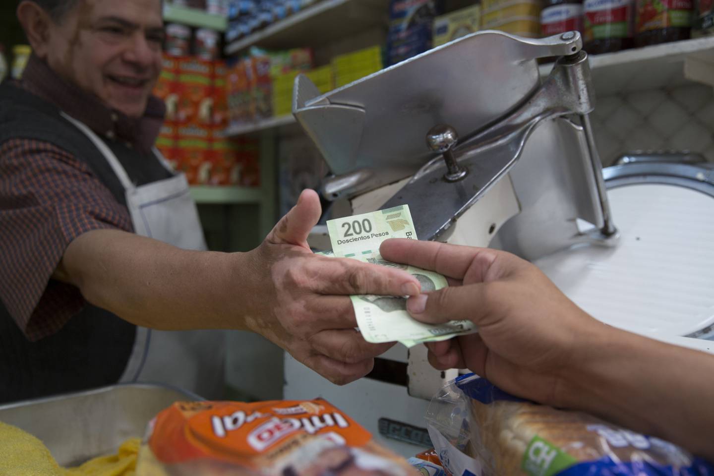 El uso de billetes y monedas es mayor cuando aumentan los precios de los bienes y servicios., de acuerdo con Banxico.