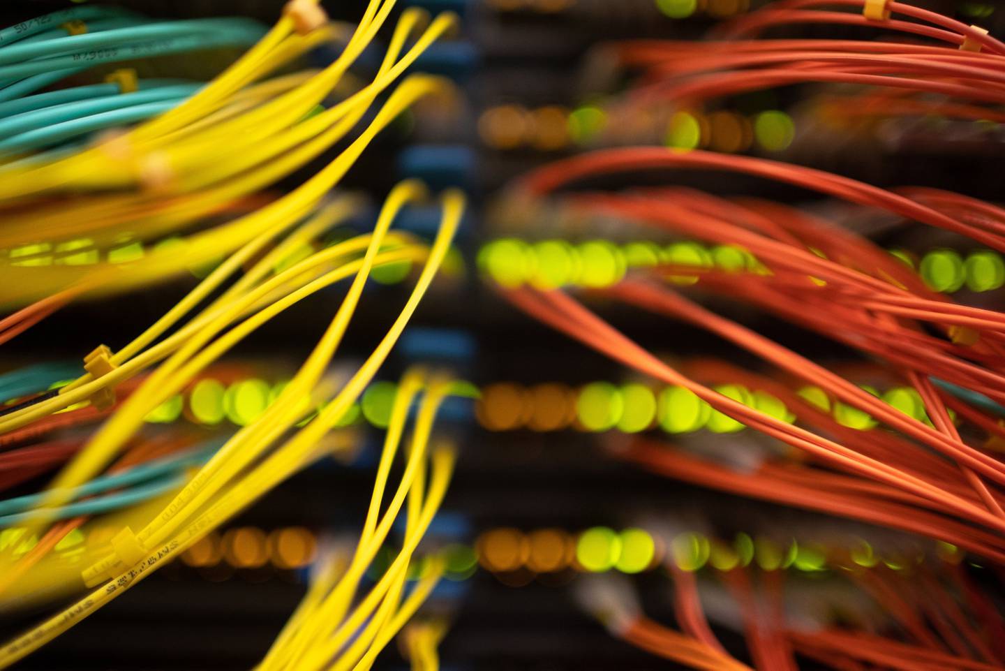 Cables conectan a servidores en centro de datos