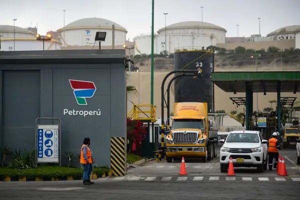 Petroperú hará todos los pagos a los tenedores de bonos, dice ministro de Economía