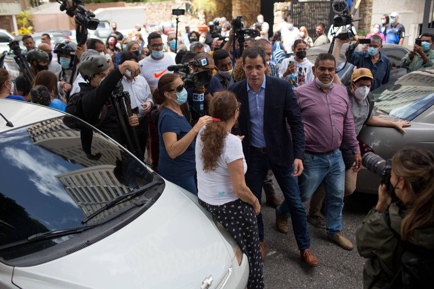 Juan Guaidó habla con miembros de los medios de comunicación frente a su casa en Caracas, 12 de julio.dfd