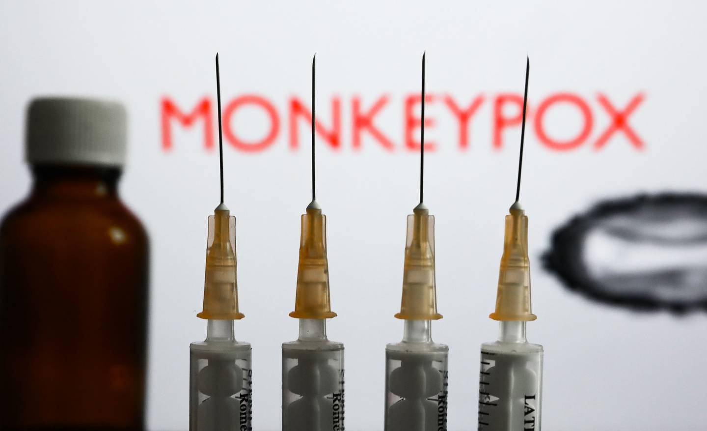 Se ven jeringuillas médicas y una botella con el letrero "Monkeypox". Fotógrafo: Jakub Pokrzycki