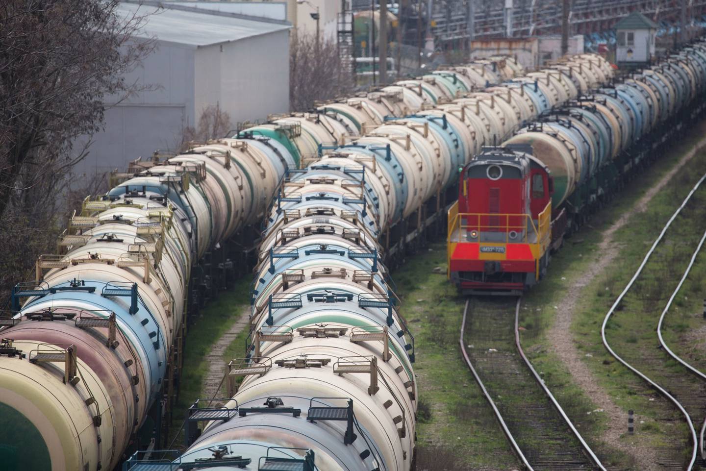 Vagones de carga de petróleo en la refinería RN-Tuapsinsky, operada por Rosneft Oil Co., en Tuapse, Rusia, el lunes 23 de marzo de 2020.