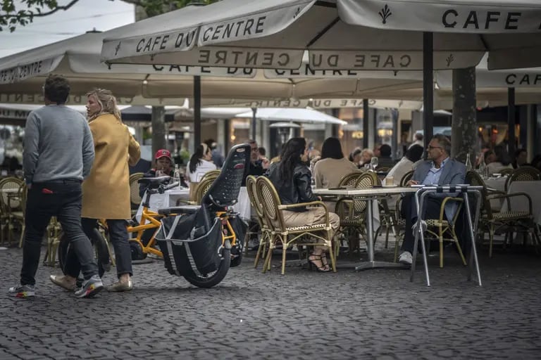 Customers at a cafe terrace in Geneva, Switzerland.dfd