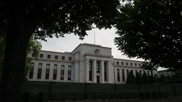 Fed volvería a desacelerar alzas de tasas y debatirá hasta donde continuardfd