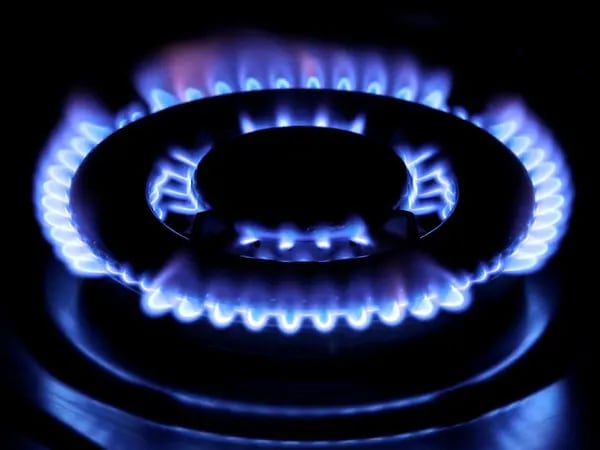 El gas natural se quema en una cocina doméstica en Roma, Italia, el martes 28 de diciembre de 2021. Los precios del gas en Europa cayeron a cerca del nivel más bajo en tres semanas, con el aumento de los flujos de entrada en las terminales de la región aliviando el tenso mercado.