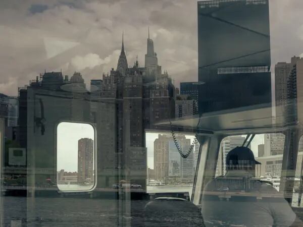 El horizonte de Manhattan reflejado en el East River Ferry cerca del barrio de Long Island City en el distrito de Queens de Nueva York, EE.UU., el miércoles 17 de agosto de 2022.