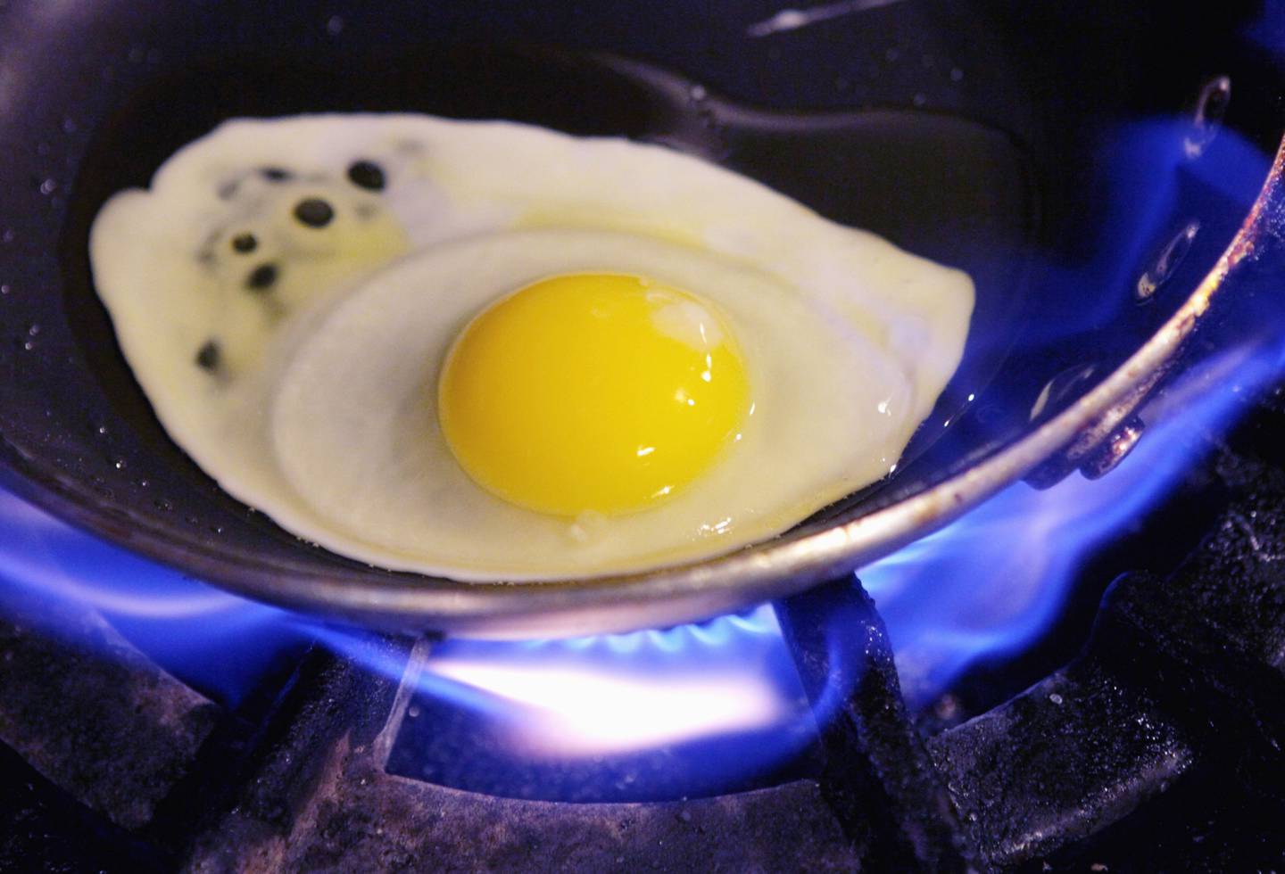 Un huevo se cocina en una sartén. Fotógrafo: Justin Sullivan/Getty Images
