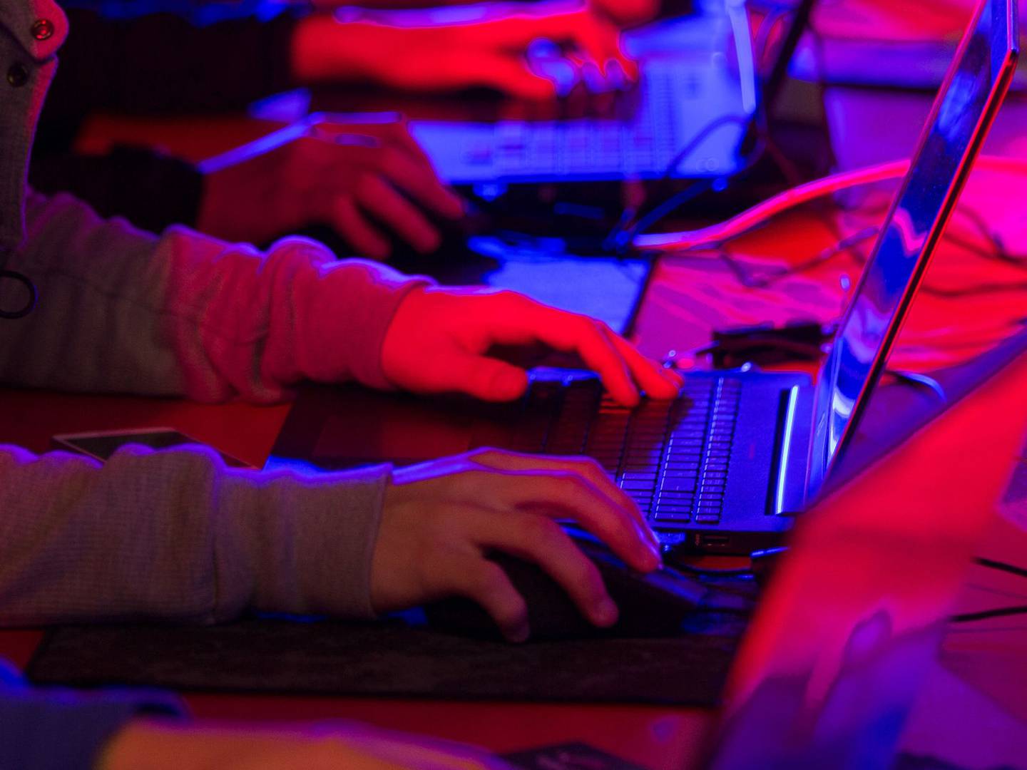 Jugadores con auriculares juegan a videojuegos en ordenadores portátiles en el festival digital Dreamhack en Moscú, Rusia, el sábado 5 de diciembre de 2015.