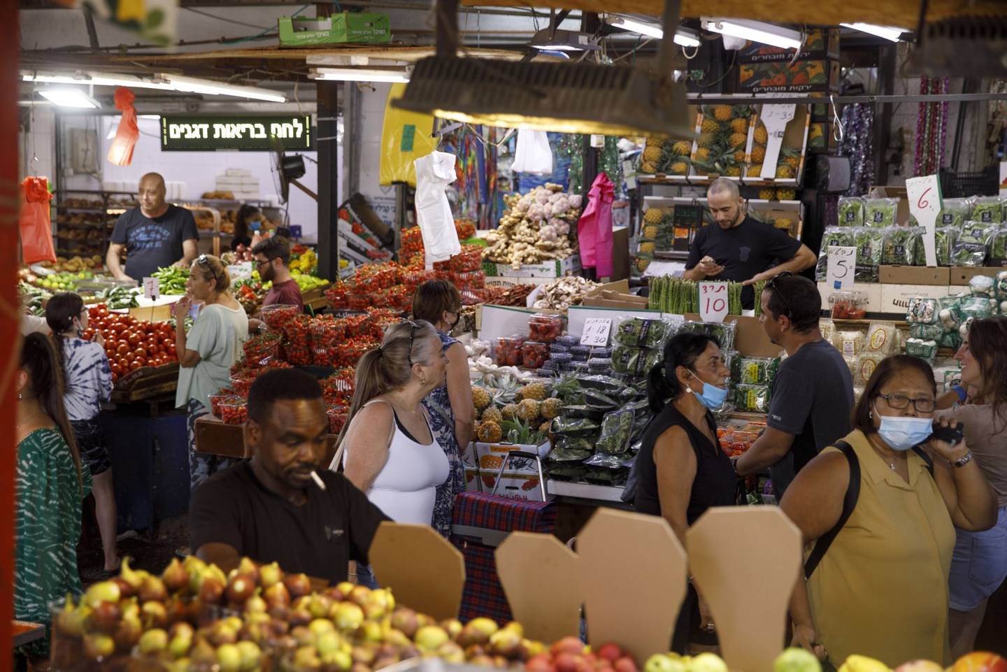 Compradores en el mercado de Carmel en Tel Aviv, Israel, el lunes 20 de septiembre de 2021.