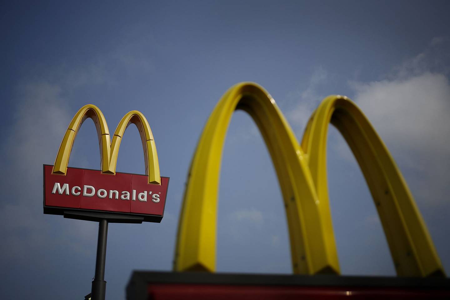McDonalds, que cuenta con más de 14.200 restaurantes nacionales, ha ido racionalizando su menú y ofreciendo opciones más personalizables, con el objetivo de competir con cadenas de comida rápida como Chipotle Mexican Grill Inc.