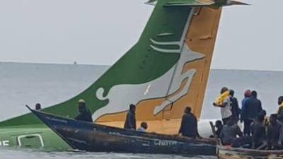 Avión de pasajeros cae en el lago más grande de Áfricadfd