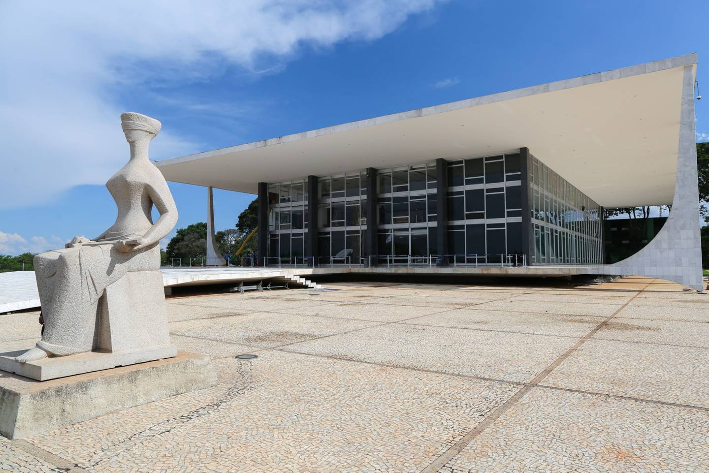 Una estatua se presenta a las afueras del Tribunal Supremo, localizado en Brasilia.