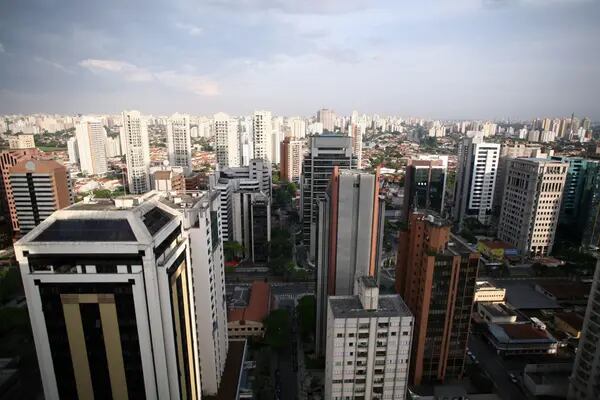 El sol se refleja en los edificios del distrito de Itaim Bibi en Sao Paulo, Brasil.