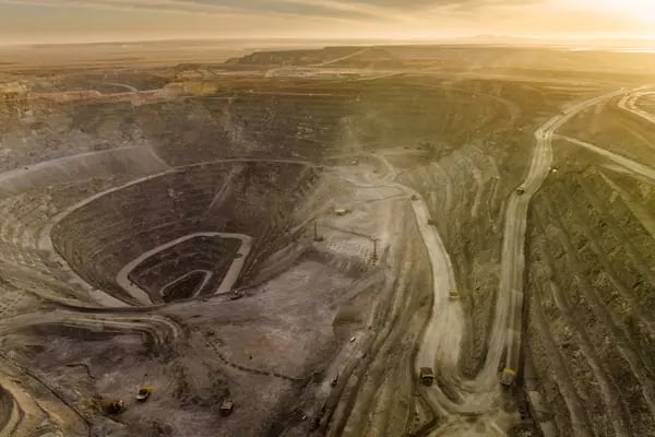 La mina a cielo abierto en la mina de cobre-oro Oyu Tolgoi, propiedad conjunta de la unidad Turquoise Hill Resources Ltd. del Grupo Rio Tinto y la empresa estatal Erdenes Oyu Tolgoi LLC, en Khanbogd, en el desierto de Gobi del Sur, Mongolia, el martes 14 de marzo de 2023.