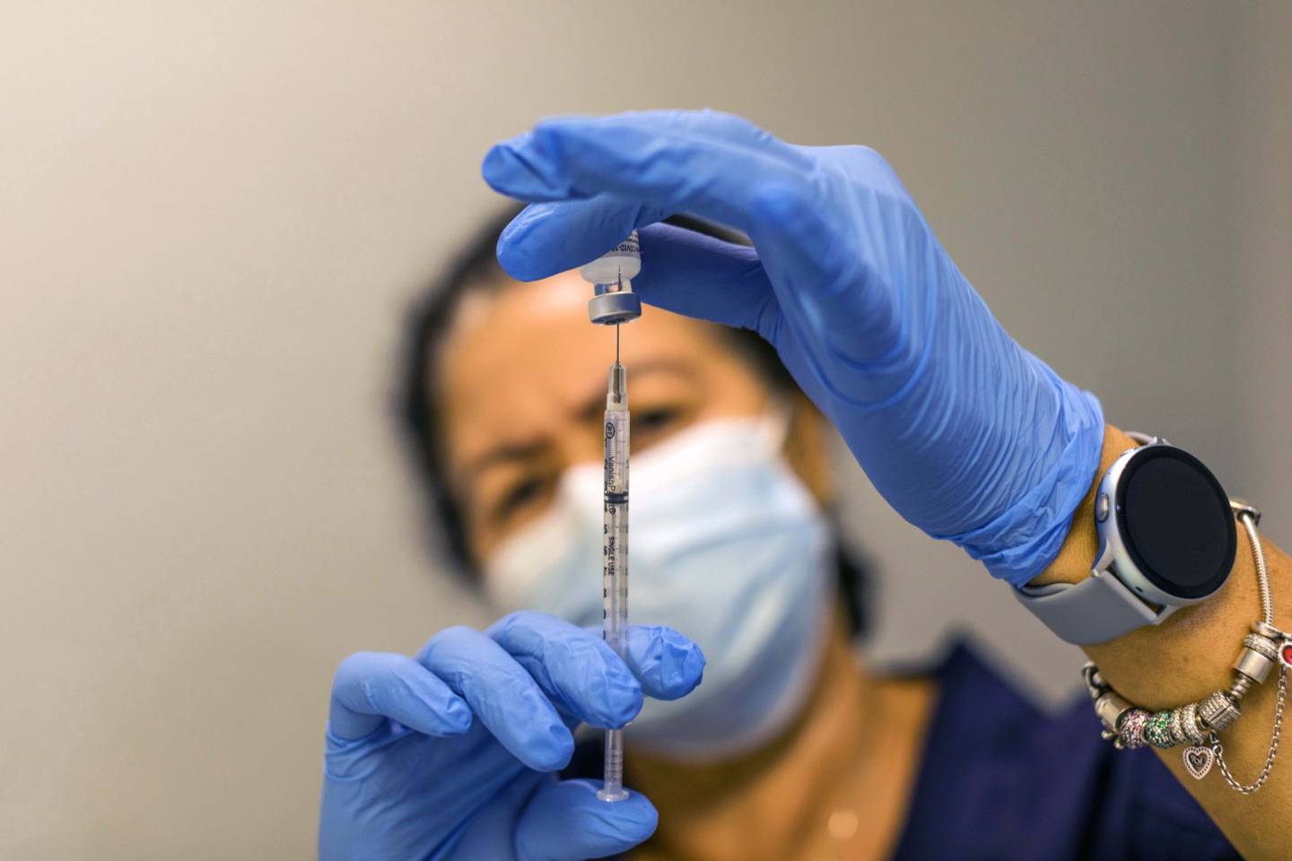 Un trabajador de salud prepara una dosis de la vacuna contra el Covid-19 de Pfizer-BioNTech en un centro de vacunación en Lake Worth, Florida, el viernes 13 de agosto de 2021.