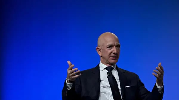 Jeff Bezos vende US$ 2 bi em ações da Amazon na maior operação desde 2021dfd