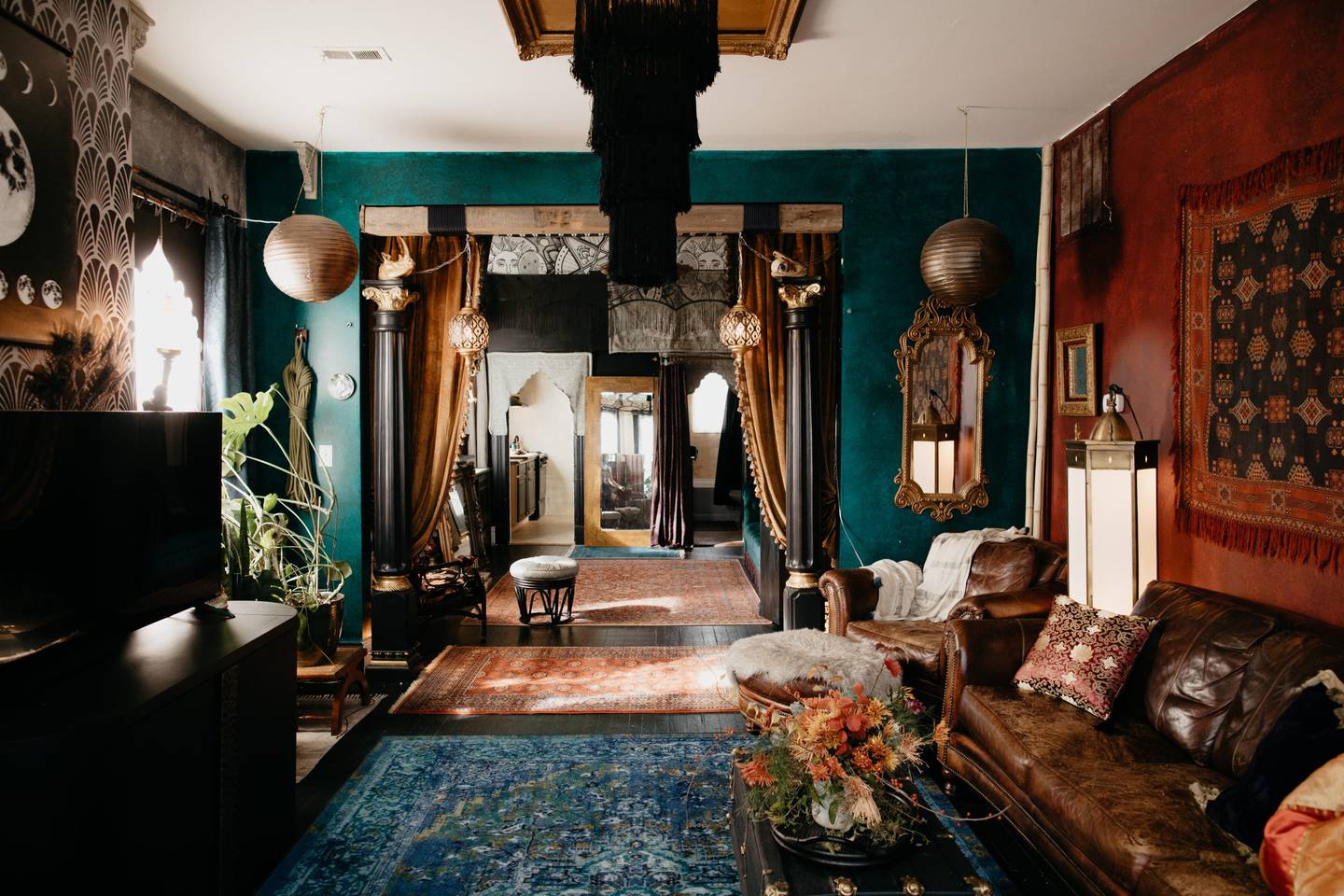 El anfitrión describe su estilo como "glamour gótico de Nueva Orleans". 
Los colores oscuros, las cortinas con borlas y los tapices de pared se combinan para crear el aspecto distintivo. (Airbnb)dfd