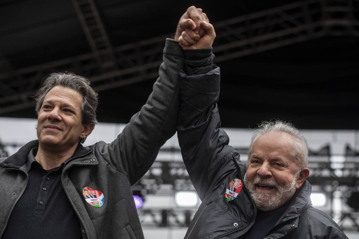 Fernando Haddad (izquierda) y Luiz Inácio Lula da Silva levantan la mano durante un mitin de campaña en São Paulo el 20 de agosto.Fotógrafo: Víctor Moriyama/Bloomberg
