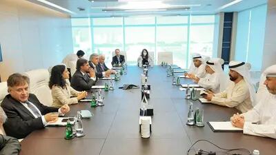 Lacalle Pou y ministros del gobierno uruguayo durante su misión a Dubái en una reunión con Mubdadala, el fondo soberano de Abu Dhabi. Twitter.com/MIEM_Uruguay