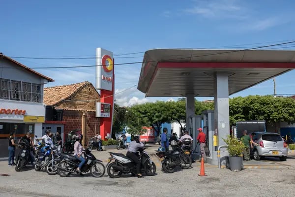 Motociclistas hacen cola en una gasolinera de la Organización Terpel SA en Cúcuta, Colombia, el viernes 31 de mayo de 2019.