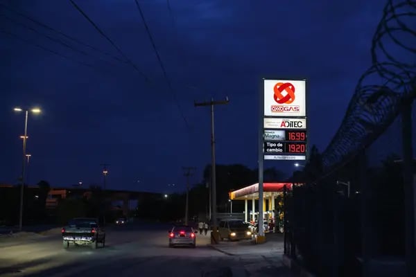 Un letrero con los precios de los combustibles en una gasolinera de la mara Oxxo Gas en Ciudad Juárez, en el estado de Chihuahua.