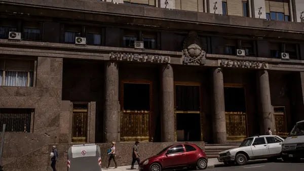 Tesoro argentino paga 150% de tasa para renovar vencimientos en test previo a las PASOdfd
