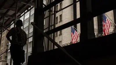 Un peatón frente a la Bolsa de Nueva York (NYSE) en Nueva York, EE.UU., el lunes 18 de julio de 2022.