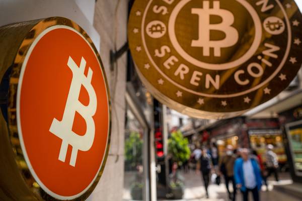 Los fieles al bitcoin retornan la mirada al mercado de valores tras desplome criptodfd