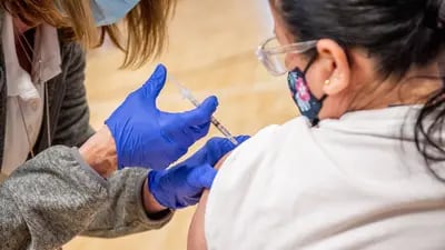 Una persona se aplica una vacuna contra el Covid-19 en EE.UU.