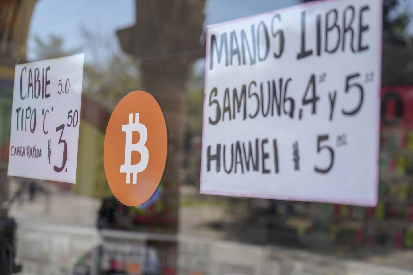 Negocio con un sticker de bitcoin en el centro histórico de San Salvador, El Salvador